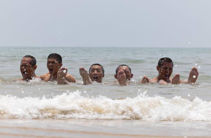 兩棲偵察儲備訓練班161期學員在海水中接受教官考驗