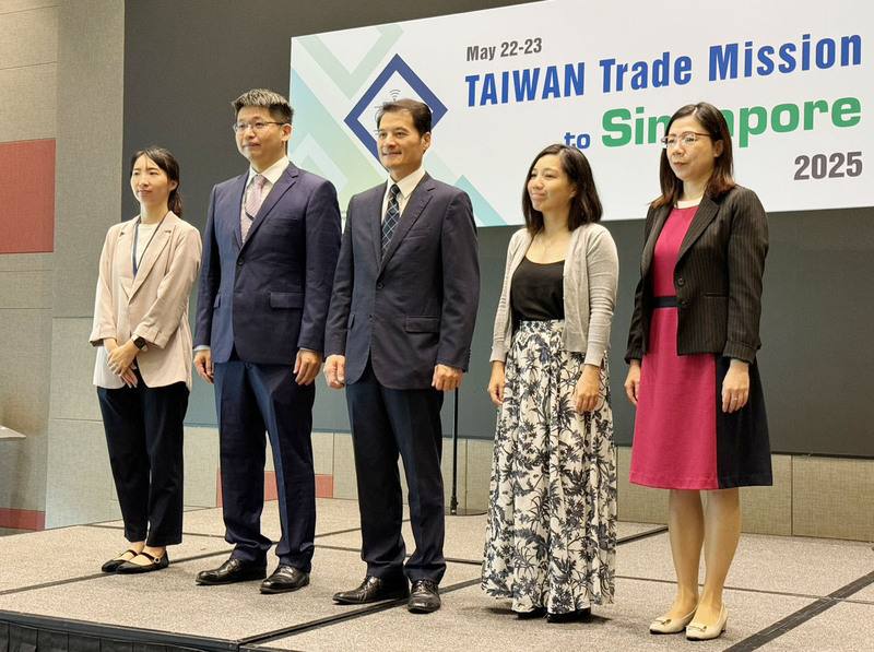台灣科技相關領域企業23日到新加坡出席商機拓銷活動，駐新加坡代表處經濟組長吳文忠（中）、新加坡台貿中心主任劉千翡（右1）等人出席