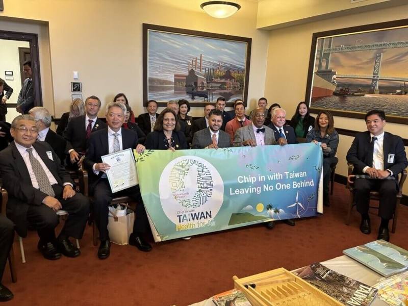 駐紐約辦事處長李志強（左2）與紐澤西州議會議員及台商僑胞，22日出席「台灣傳統日」茶會。（駐紐約辦事處提供）