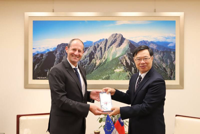 歐洲經濟貿易辦事處長谷力哲（左）23日拜會法務部，政務次長徐錫祥（右）代表接見，雙方就台灣推動人權保障、禁止酷刑公約等多項議題進行交流。（法務部提供）