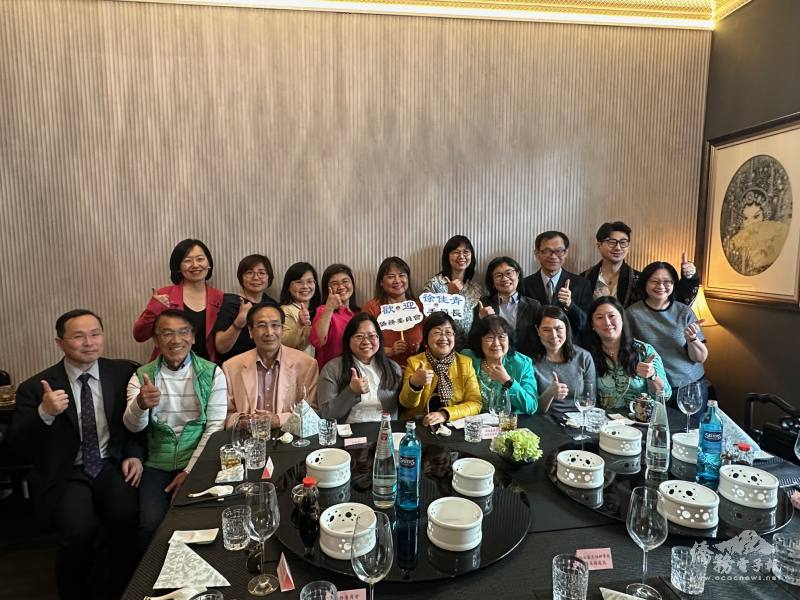 委員長徐佳青(第1排中)與駐法蘭克福辦事處處長羅美舜(第2排右2)、組長林宏穎(第1排左1) 、駐柏林代表處秘書傅瑾玲(第1排右1)及僑領於僑務座談會合影