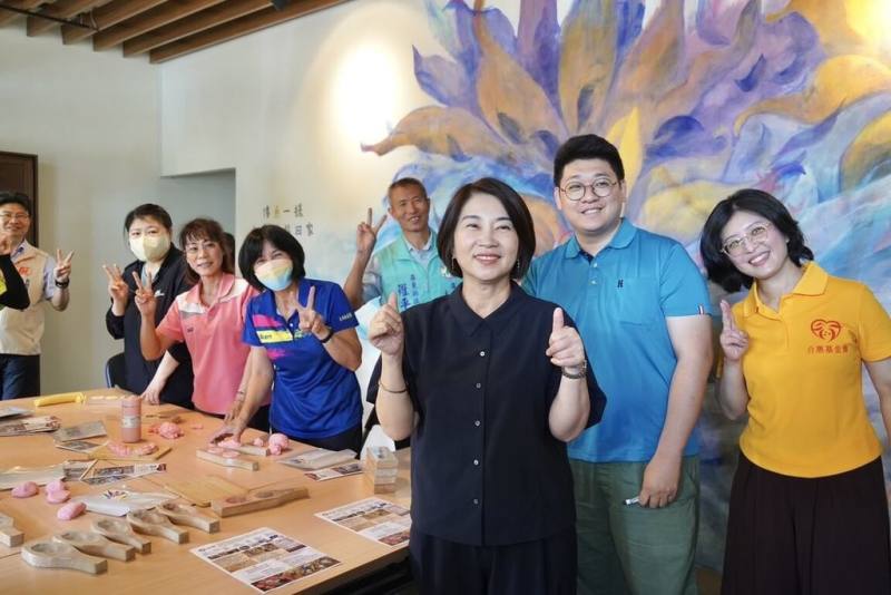 屏東縣政府推動閒置校舍再生，裁併後的佳冬鄉大新國小華麗轉身為「大新全齡共創基地」，提供共創教室、手作體驗室等空間，屏東縣長周春米（右3）23日出席啟用典禮。（屏東縣政府勞動暨青年發展處提供）