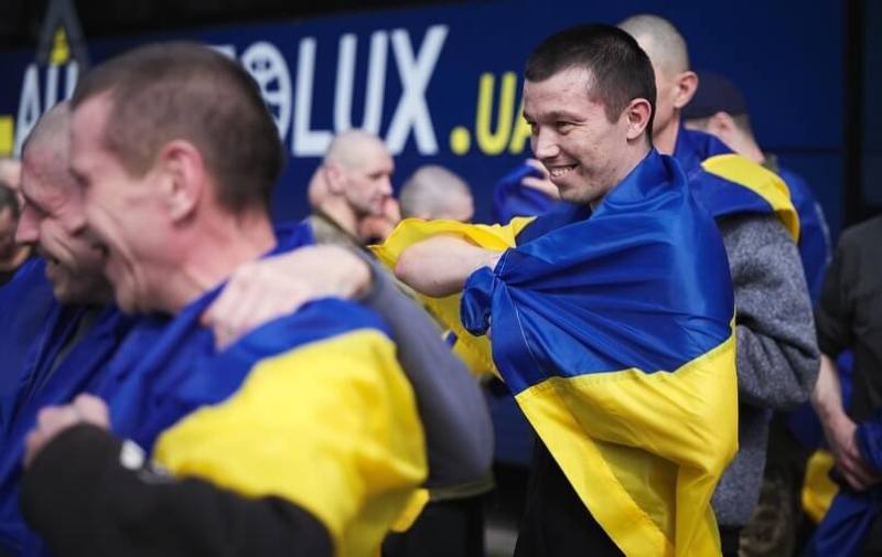 390名遭俄羅斯俘虜的烏克蘭人23日在兩國開戰以來最大規模換囚行動中獲釋，許多人披著烏克蘭國旗慶祝重獲自由。（圖取自instagram.com/zelenskyy_official）