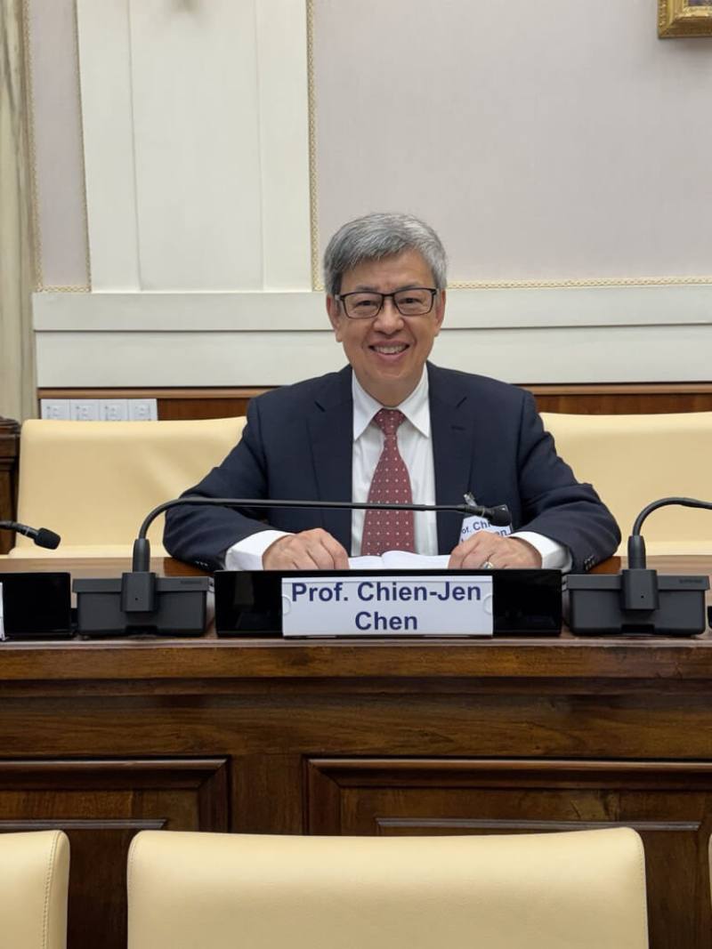 前副總統陳建仁是教廷宗座科學院的理事與院士，他22、23日出席癌症防治相關研討會，分享台灣防治細菌病毒引起的癌症，有相當成效，希望提供經驗給其他國家參考。（駐教廷使館提供）