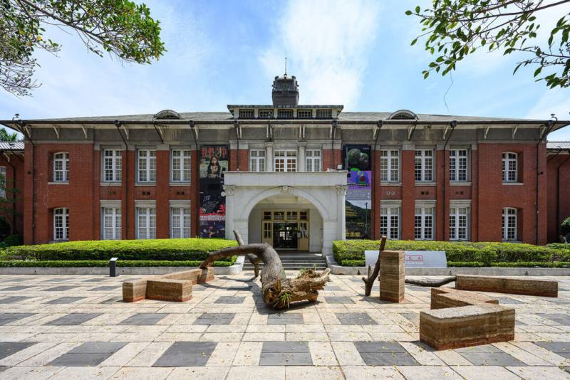 「安全室」展覽24日起將在台北當代藝術館展出，館前廣場作品「一層層疊起」，以一棵因颱風倒塌的苦楝樹為核心，探究人與土地的關係。（台北當代藝術館提供）