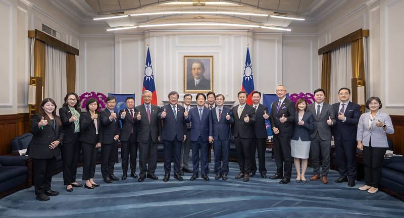 總統接見「世衛行動團」並合影