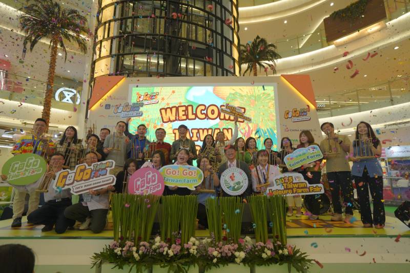 印尼雅加達Emporium Pluit Mall舉辦第一屆「臺灣農業旅遊展銷會」，駐印尼台北經濟貿易代表處林信任公使(上排左屬第８位)蒞臨現場為業者打氣。