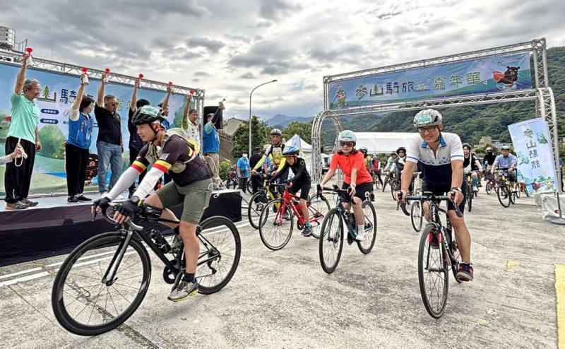 交通部觀光署參山國家風景區管理處24日舉辦「2025參山單車騎旅嘉年華」，300名車友從苗栗縣南庄鄉南庄公有停車場出發，分別騎進苗栗南庄、竹縣峨眉地區，體驗客家文化及山城聚落風光。（參山國家風景區管理處提供）