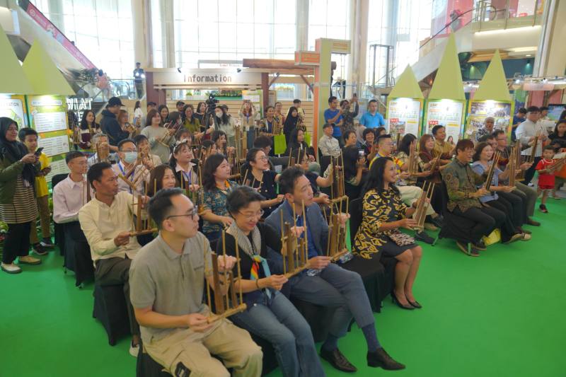臺灣農遊展銷活動集結臺灣優質農遊資源促進印尼雙邊交流，現場分享印尼傳統樂器ANGKLUNG。