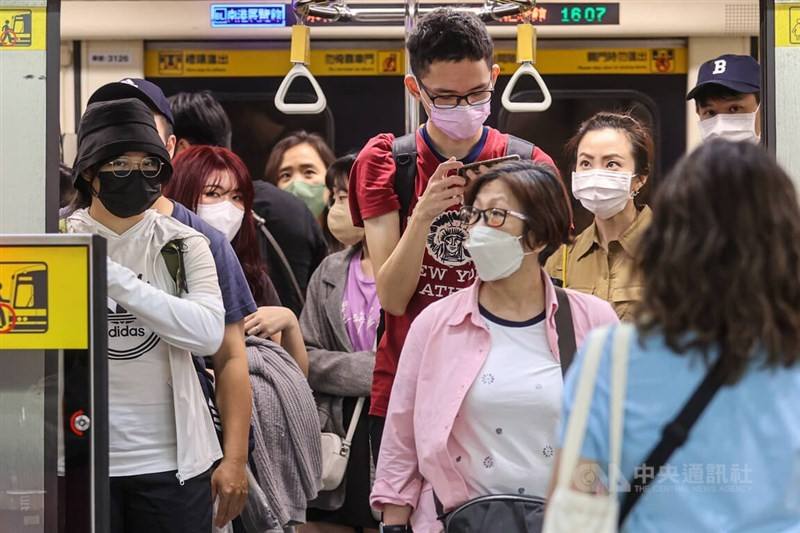Commuters ride the Taipei MRT with masks on during the COVID-19 pandemic. CNA file photo