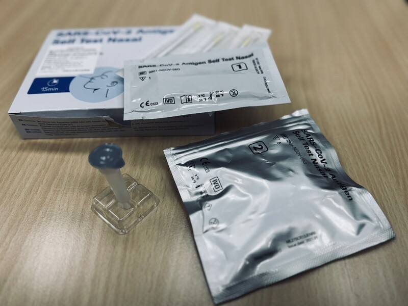 COVID-19疫情來得快又急，衛福部疾管署23日表示，食藥署已與快篩試劑廠商、通路密切聯繫，請廠商持續增加生產量，且協調4大超商、連鎖藥局、社區藥局等通路陸續舖貨。圖為COVID-19家用快篩試劑。