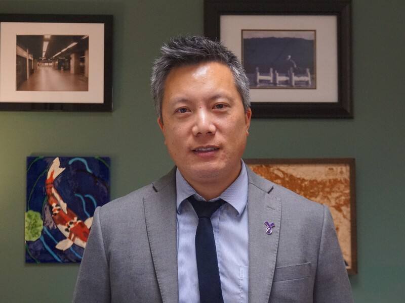 洛杉磯郡衛生局藥物濫用防制處主任蔡普拓（Gary Tsai）雙親來自台灣，他具備精神科與成癮醫學專科訓練。