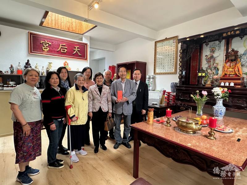 委員長徐佳青(第1排右3)在組長林宏穎(第1排右1)陪同下，至法蘭克福印支華裔聯誼會及天后宮拜會，會長王錩文(第1排右2)率會員到場迎接