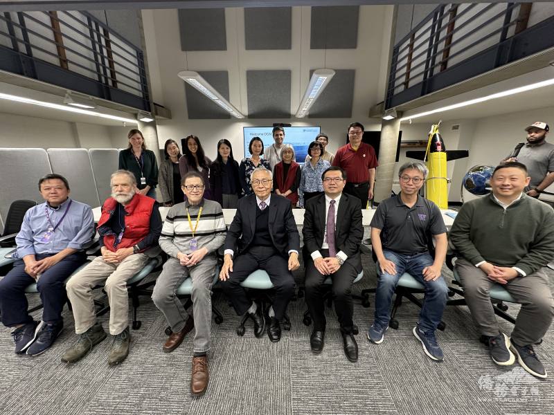 華盛頓大學臺灣教職員工協會（UWTFSA）成員與張良民合影