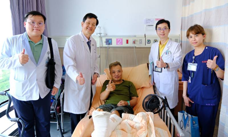 高雄市小港醫院「職業傷病診治重建一條龍照護計畫」，推動急性醫療處置與長期功能復原的無縫銜接，協助勞工傷後重返職場，累計協助個案數突破2000例。（小港醫院提供）