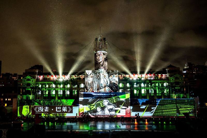 文總主辦的「2024國慶總統府建築光雕展演—當我們同在一起」(見圖)及《WE ARE 我們的除夕夜》，雙雙奪下2025年倫敦設計大獎鉑金獎殊榮。(文總提供)