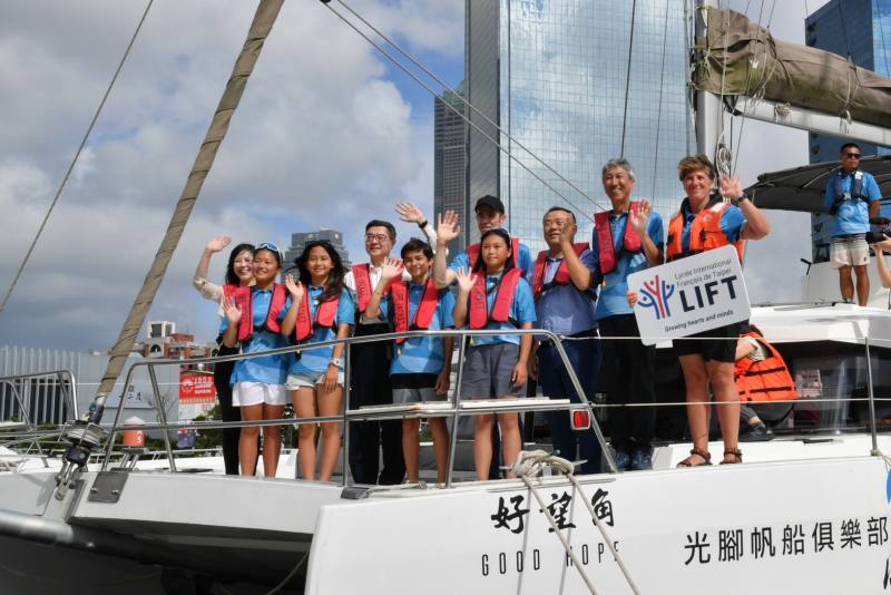 行政院長卓榮泰24日前往高雄市出席「攜手國際 航向蔚藍」臺法小帆手返航典禮