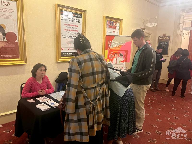 華府文教中心副主任楊佳欣於劇場大廳宣導 TCML及 i 僑卡