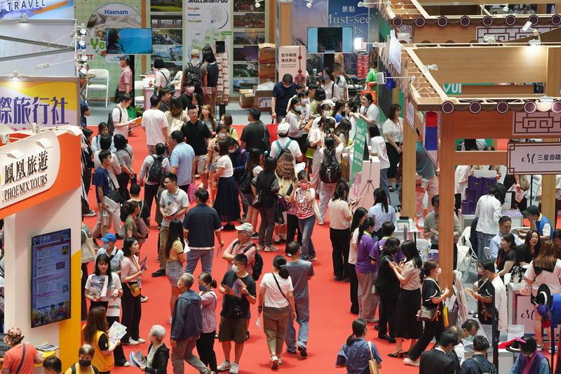2025台北國際觀光博覽會23日在台北世貿登場，開幕首日就吸引不少民眾進場搶好康。