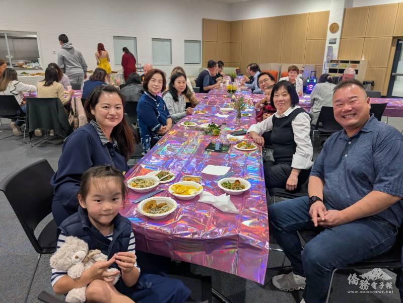 伯斯急難救助協會會長周家宏（前排右一）與志工們一同享受美味餐點