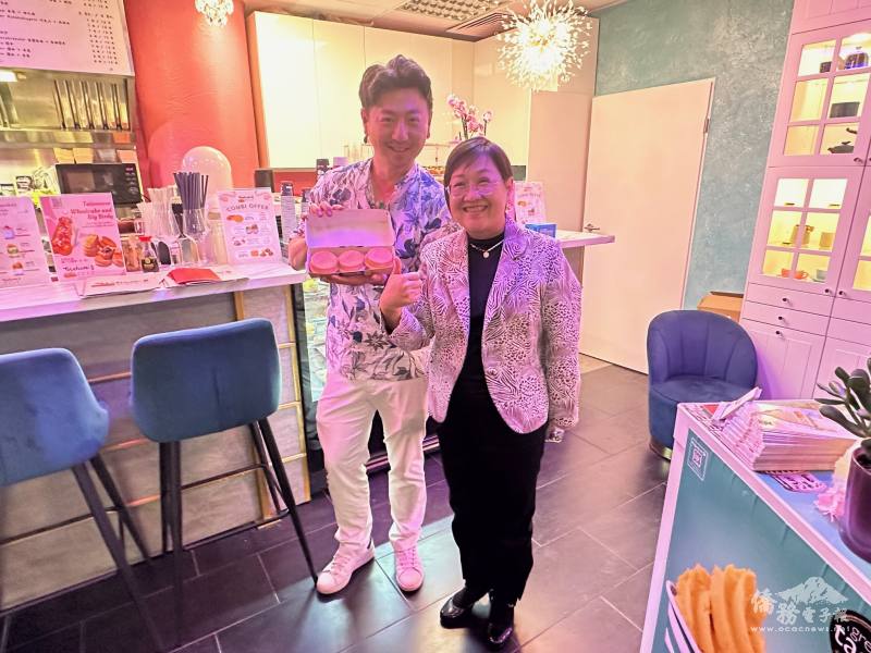 委員長徐佳青(右) 前往僑務顧問李孝文 (左)所經營的餐廳及甜點店參訪