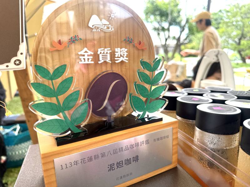 花蓮秀林鄉重光部落由醫師戴豐秋創辦的泥妲咖啡，結合在地族人共同種植，銷量及品質穩定，除了在台北、台中有穩定通路，近年還進軍美國、日本。