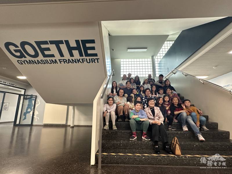 委員長徐佳青與法蘭克福臺德中文學校校長王孝貞及學生、家長合影