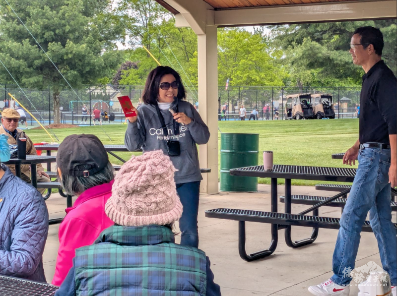 校長兼會長王絹惠感謝僑委會的贊助和鄉親的支持