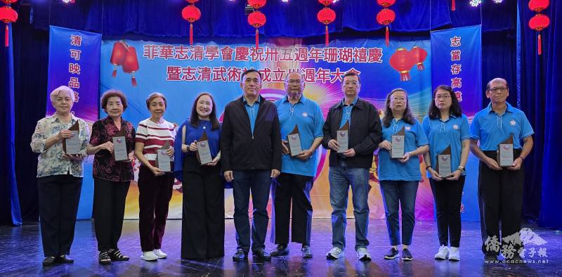 莊銘凱頒贈感謝獎牌予歷屆常務委員