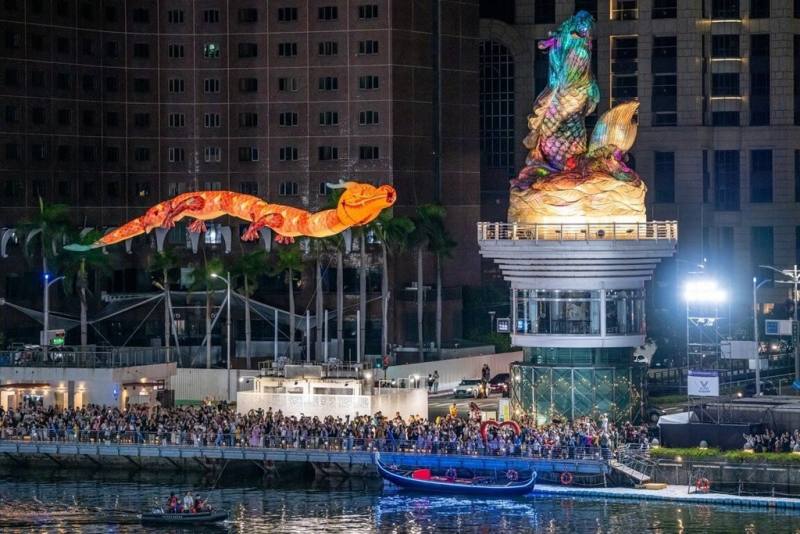 2025年高雄端午嘉年華暨龍舟錦標賽將於30日登場，2024年造成新聞話題的佛光山祥龍燈，將再與愛河畔知名地標「鰲躍龍翔」燈會主題燈共演。（高雄市運發局提供）