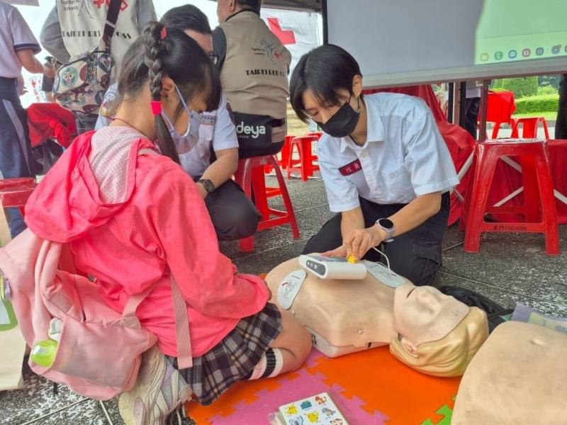 台北市消防局25日與身障協會共同舉辦社區防災園遊會，現場規劃防災體驗專區供民眾實際操作體驗，共同學習防災知識。（台北市消防局提供）
