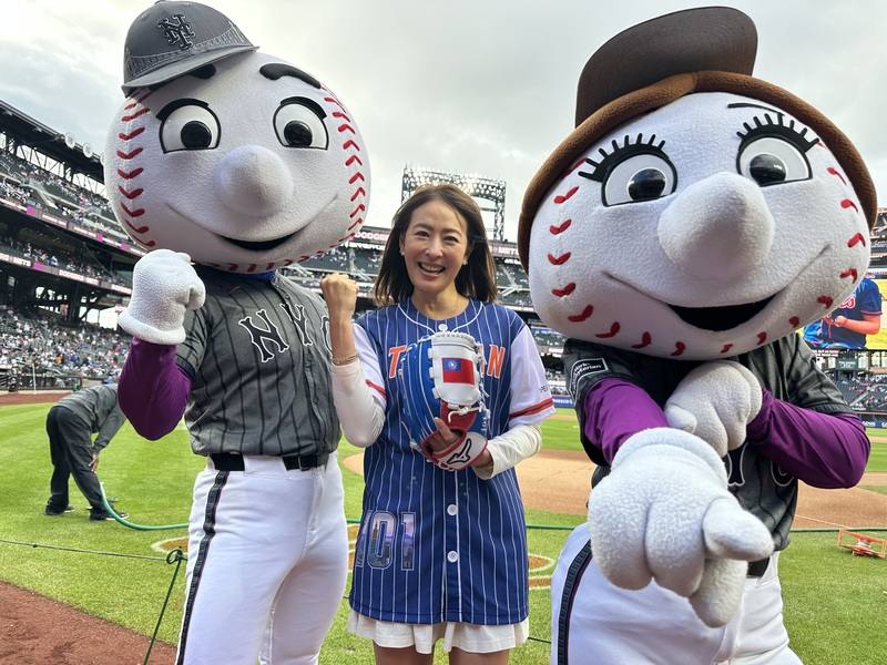 台北101董事長賈永婕在美國職棒大聯盟紐約大都會AI台灣日開球，與吉祥物合影