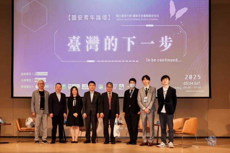 台灣大學國家安全暨戰略研究社、中央廣播電台舉辦的「青年國家安全論壇」24日登場，圓桌論壇階段，台大政治系副教授廖小娟(左3)擔任主持人，和遠景基金會執行長賴怡忠(右4)、亞太和平研究基金會執行長董立文(左1)、國策研究院文教基金會副院長郭育仁(左2)、民進黨立委陳冠廷(左4)相互交流。台大國安社副社長高堂宇(右1)與台大國安社同學在圓桌論壇結束和與會者合影留念。(台灣大學國家安全暨戰略研究社提供)