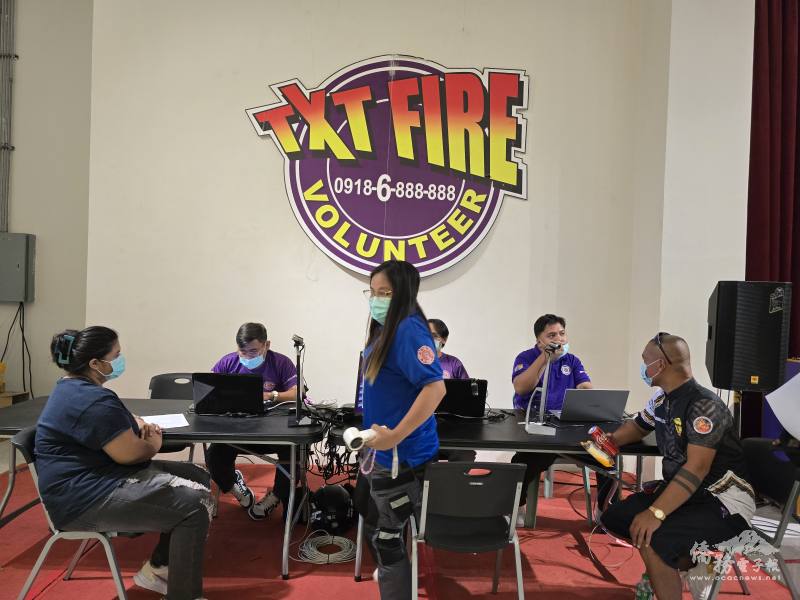 捐血者向主辦單位登記個人資料