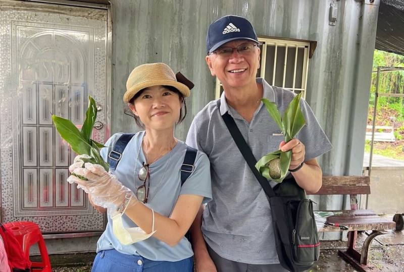 端午節將至，新北市原民局24日在三峽原住民Lipahak野菜園區舉辦包野菜粽活動，參與民眾以月桃葉包裹糯米與內餡，創造風味獨特的野菜捏捏粽。（新北市原民局提供）