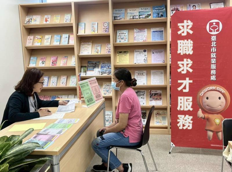 端午節將至，台北市政府勞動局25日表示，26日到29日共有20家企業進駐各就業服務站，釋出748個工作機會。（台北市勞動局提供）