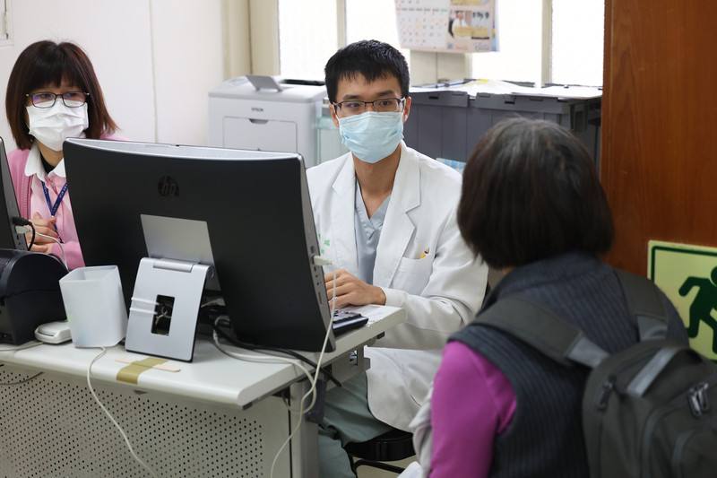 國內新冠疫情連6週持續飆高，上週門急診就診人次近2萬人次，疾管署預估本週恐將翻倍成長。示意圖。(圖：中央社)