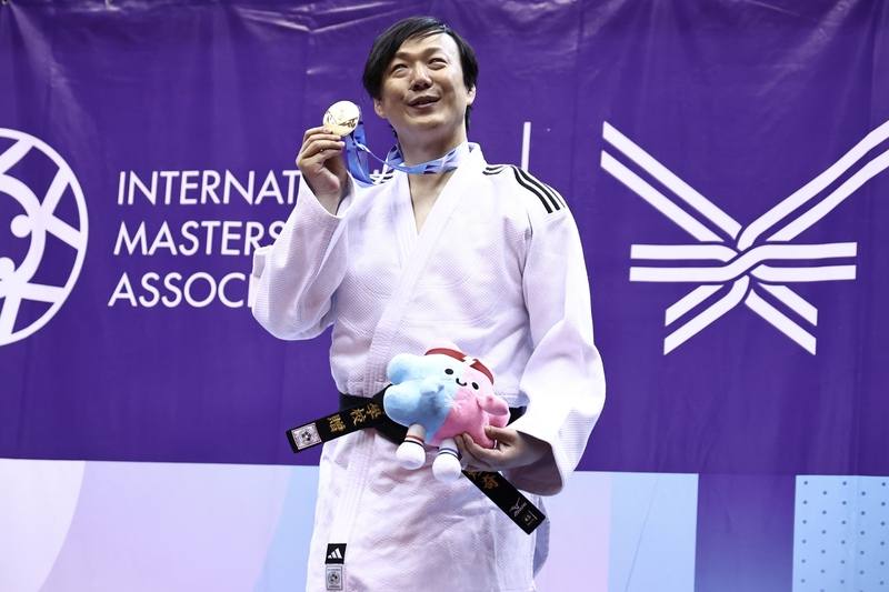 Vision-impaired Taiwanese singer Ricky Hsiao displays his gold medal won in judo at the 2025 Summer World Masters Games on Saturday. CNA photo May 25, 2025