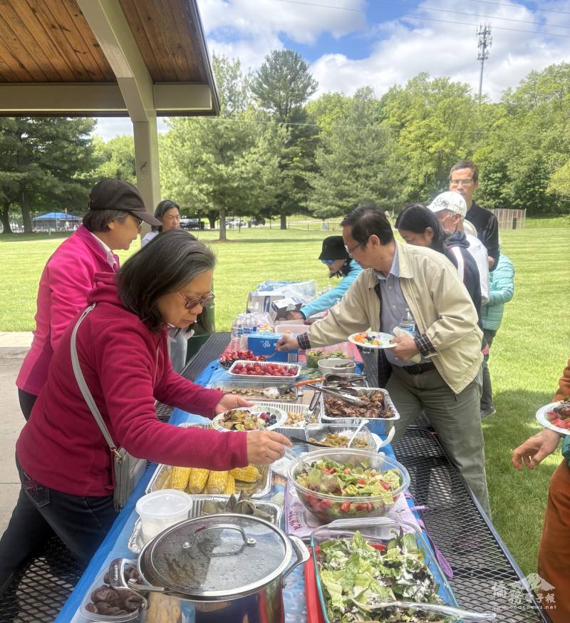 鄉親分享拿手料理讓學生和家長們共同品嚐，滿足大家的味蕾
