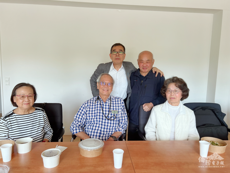 駐漢堡辦事處處長陳槱順與德北臺灣協會資深會員合照