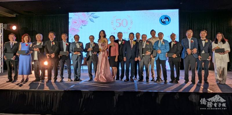 南加州臺灣旅館業同業公會前會長與理事們接受喝采與頒贈獎盃