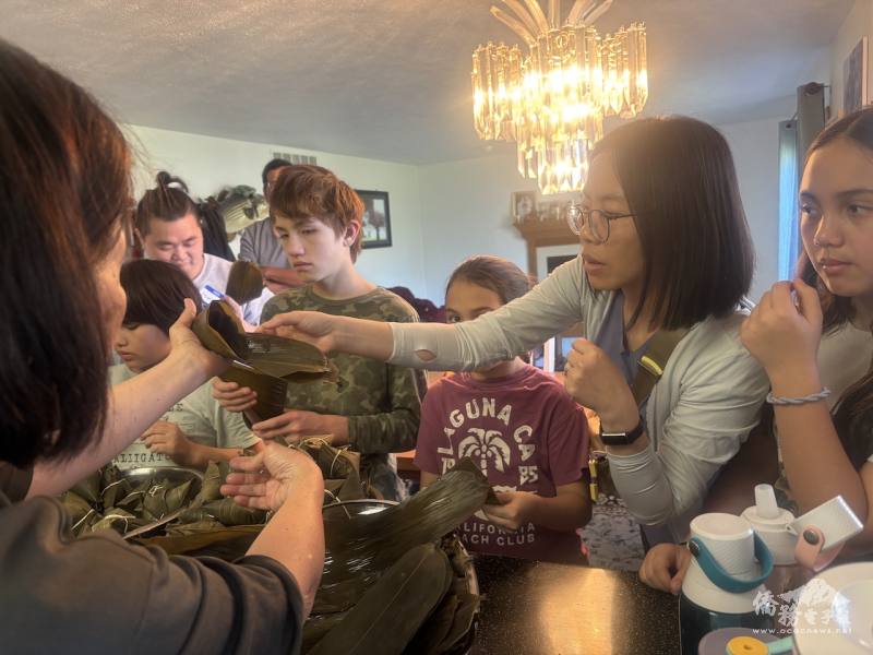 師生學習如何包粽子、蒸粽子