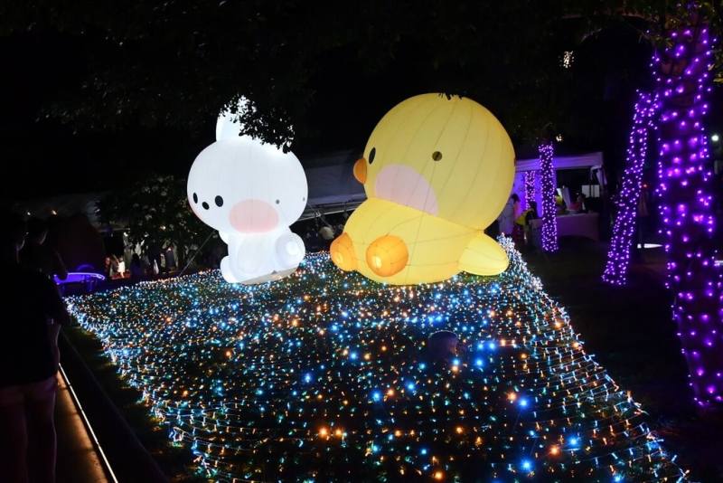 「2025鹿港慶端陽－小鎮光影藝術節」開燈儀式24日晚間在彰化鹿港鎮舊鹿港溪水中舞台舉行，活動結合LINE FRIENDS minini主題。（彰化縣政府提供）