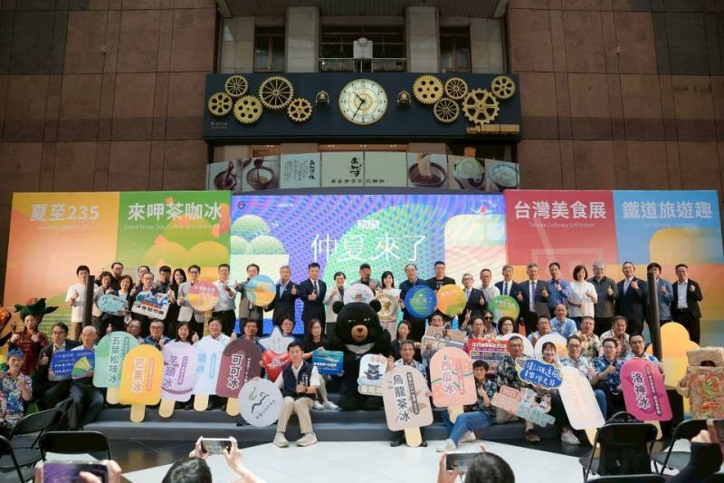 交通部觀光署攜手全台18個觀光圈及332家旅行社及食宿遊購行業者，推出的「2025台灣仲夏節 Solar Festival in Taiwan」日前在台北車站揭開序幕。(觀光署提供)