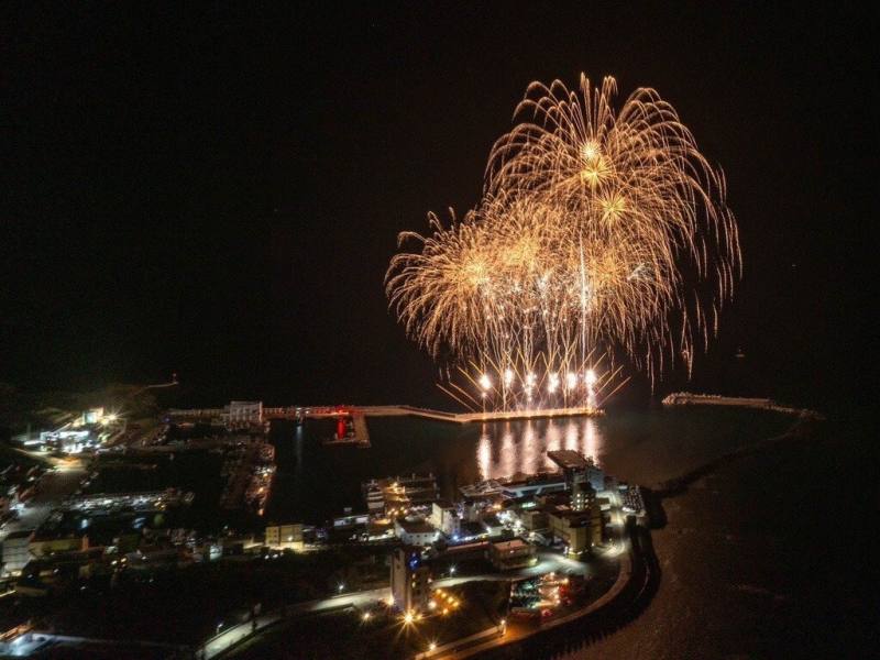 2025澎湖國際海上花火節離島首場煙火秀24日晚間在七美南滬港登場，超過5000發煙火在夜空中綻放，精彩絢爛。（澎湖縣政府提供）