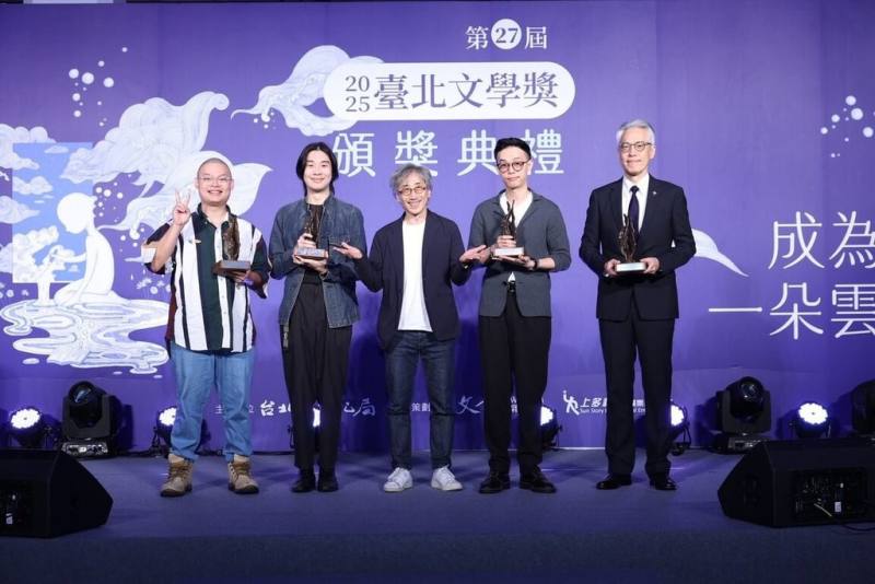 台北文學獎24日舉行頒獎典禮，舞台劇本首獎由長年投身表演藝術工作的藝人樊光耀（右1）以「亡心衝擊波」獲得。（文訊雜誌社提供）