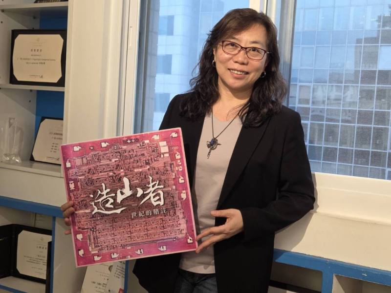 蕭菊貞導演接受央廣專訪，分享拍攝台灣護國群山故事的紀錄片《造山者－世紀的賭注》幕後故事。(江昭倫攝)