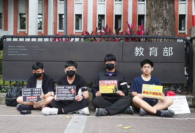 Students from different senior high schools sit outside the Ministry of Education Saturday morning to protest the ministry's draft guidelines on managing students' use of mobile devices on campus. CNA photo May 24, 2025