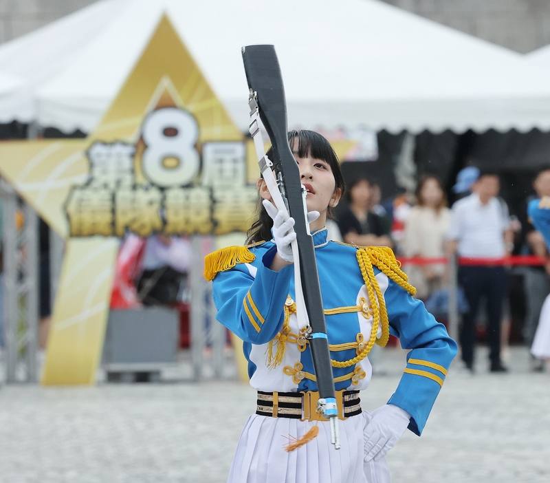 國防部第8屆全國高級中等學校儀隊決賽24日下午在台北兩廳院廣場舉行，9校競技爭冠，參賽隊伍力拚佳績，公開展現平日訓練成果