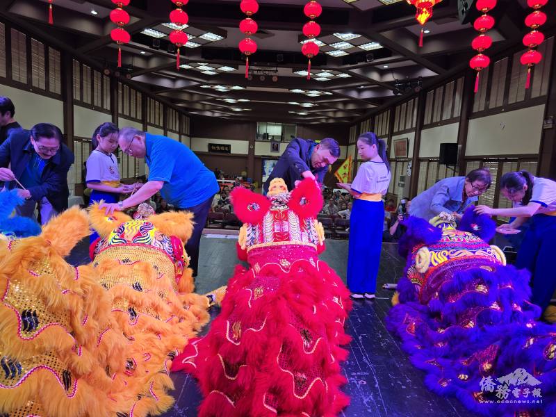 莊銘凱等人為菲華志清學會新購置之六頭醒獅點睛